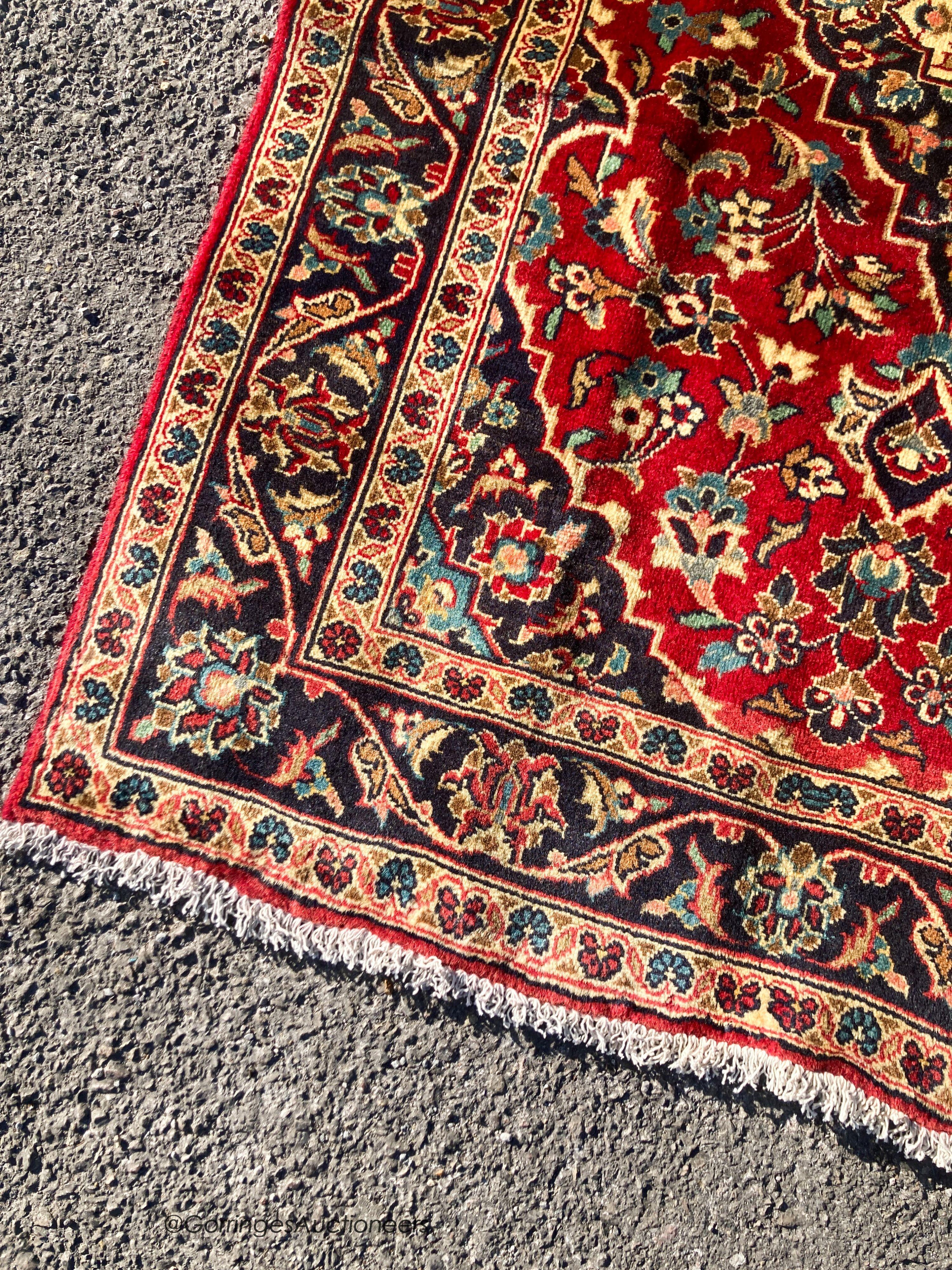 A Kashan rug, 146 x 101cm